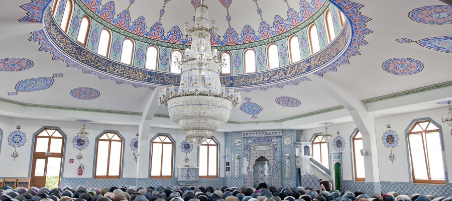 Gebetsraum der Hagen Yeni Camii mit Kronleuchter und Gebetsnische