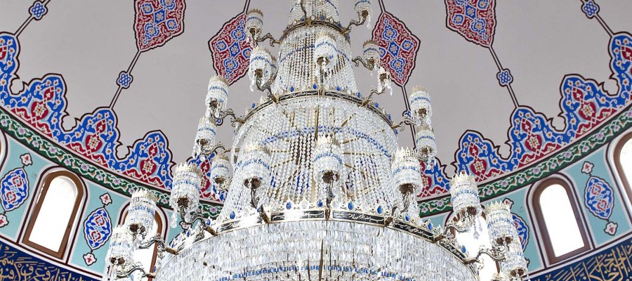 Kronleuchter und bemalte Kuppel im Gebetsraum der Hagen Yeni Camii